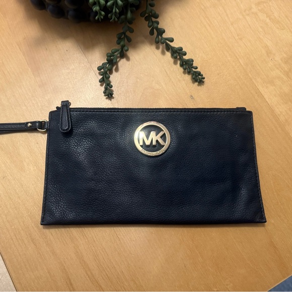 Michael Kors wristlet - Picture 1 of 6